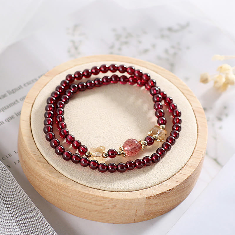 Bracciale Buddha Stones placcato oro 14K con protezione a farfalla in quarzo fragola granato naturale a doppio giro