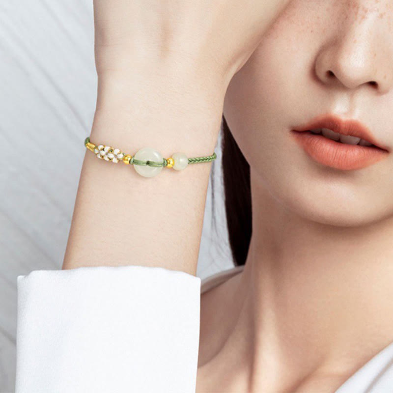 Bracciale intrecciato con Buddha Stones, giada Hetian, fibbia della pace, fortuna e fiori di pesco