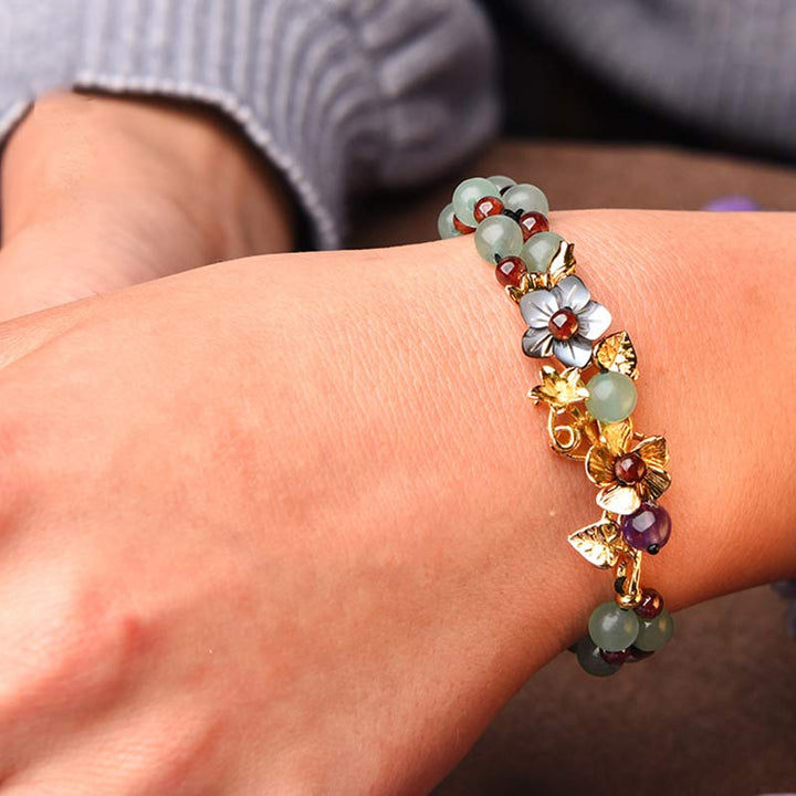 Braccialetto della fortuna con perline di fiore, petalo, avventurina verde e granato Buddha Stones