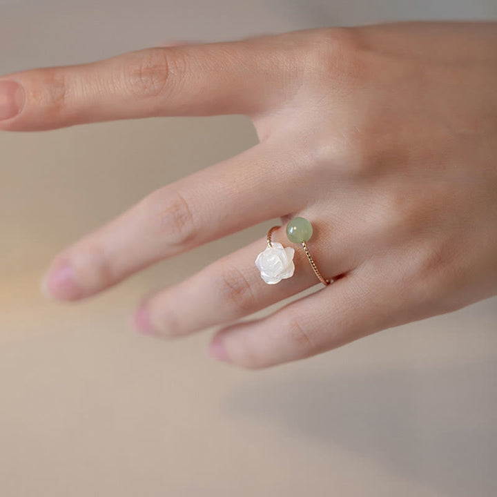 Anello di benedizione con perline di giada e fiore di rosa in pietra tridacna placcata in oro 14K Buddha Stones
