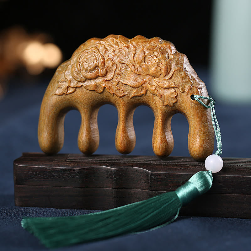 Pettine con nappa lenitiva inciso con fiori di prugna, fiori di loto e pesce koi in legno di sandalo verde