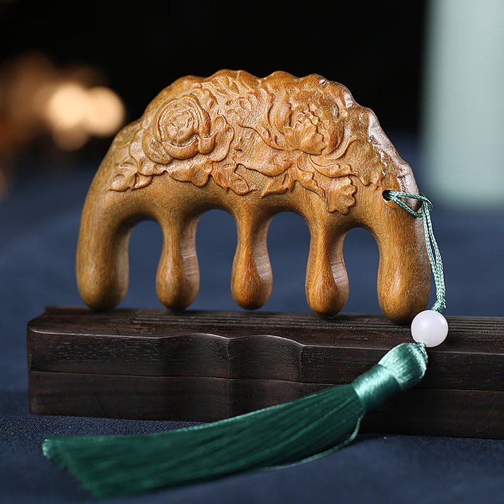 Pettine con nappa lenitiva inciso con fiori di prugna, fiori di loto e pesce koi in legno di sandalo verde