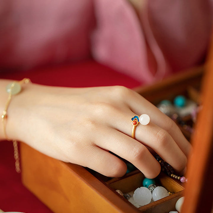 Anello di giada bianca con nuvola propizia e benedizione