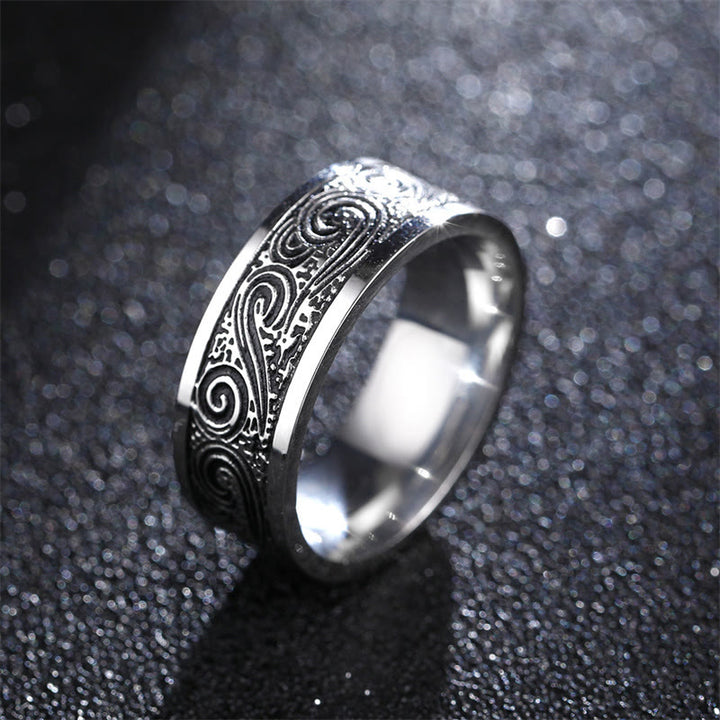 Anello in acciaio al titanio con motivo inciso a onde vintage e nuvole di buon auspicio