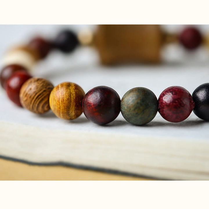 Braccialetto di protezione multicolore in legno di sandalo tibetano Om Mani Padme Hum