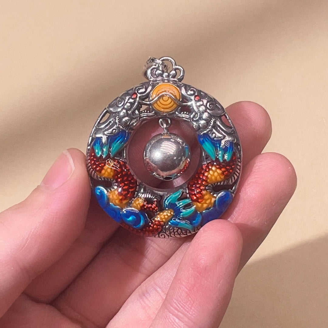 Buddha Stones Anno del Drago Draghi doppi colorati che giocano con perline Collana di protezione in rame con ciondolo