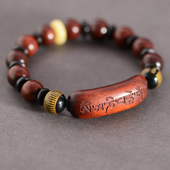 Braccialetto di protezione inciso con piccole foglie di sandalo rosso Om Mani Padme Hum Buddha Stones