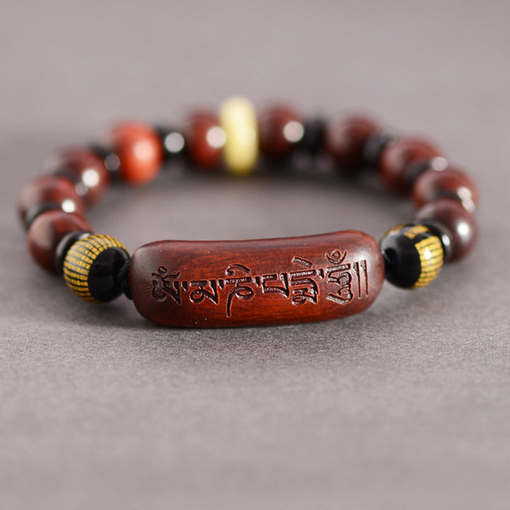 Braccialetto di protezione inciso con piccole foglie di sandalo rosso Om Mani Padme Hum Buddha Stones