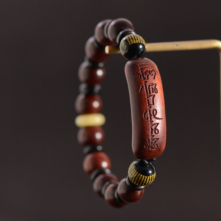Braccialetto di protezione inciso con piccole foglie di sandalo rosso Om Mani Padme Hum Buddha Stones