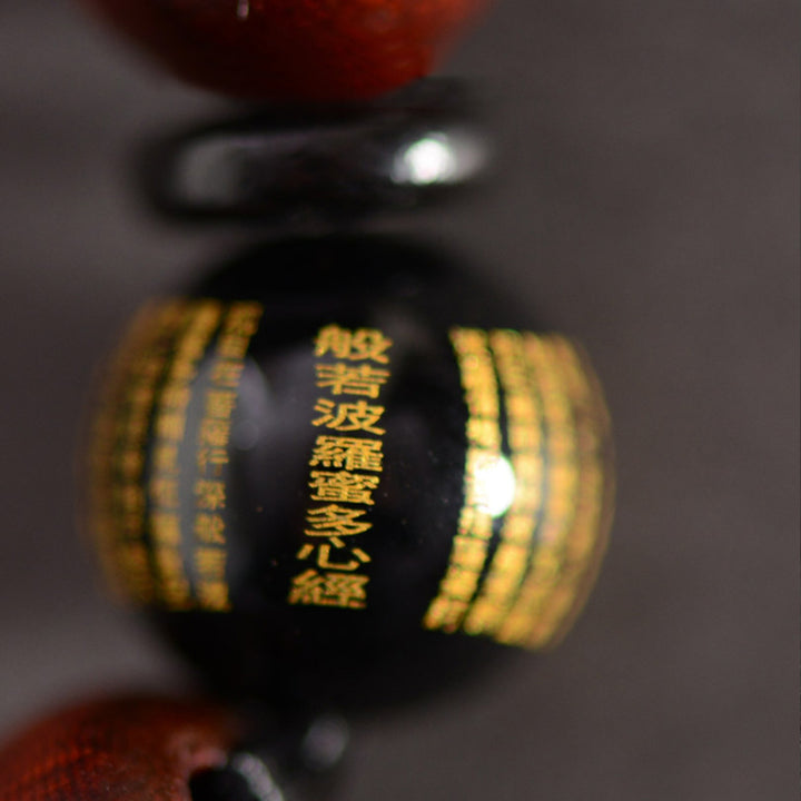 Braccialetto di protezione inciso con piccole foglie di sandalo rosso Om Mani Padme Hum Buddha Stones