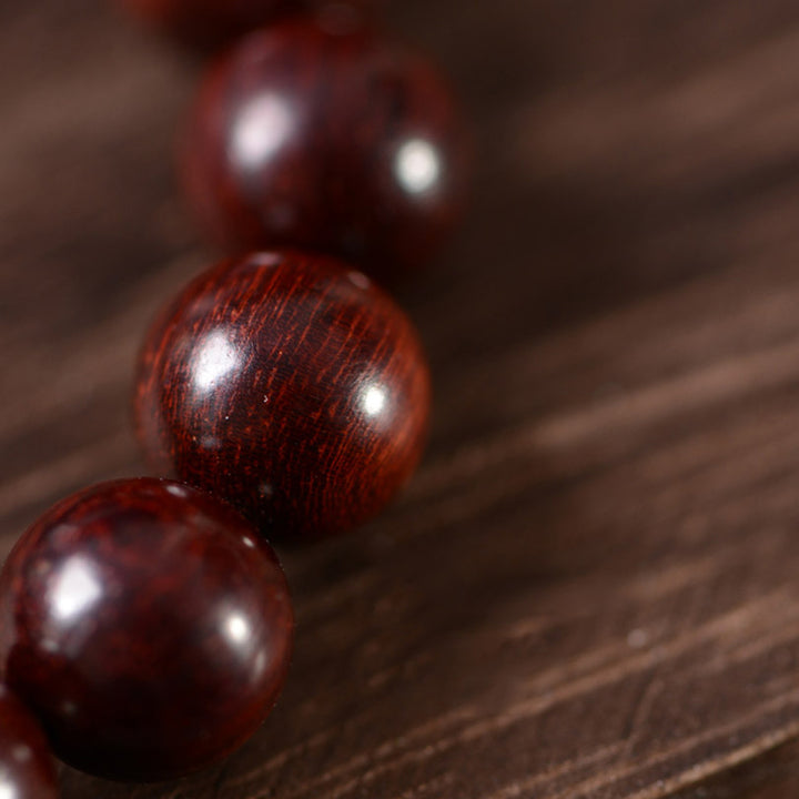 Braccialetto di protezione inciso con piccole foglie di sandalo rosso Om Mani Padme Hum Buddha Stones