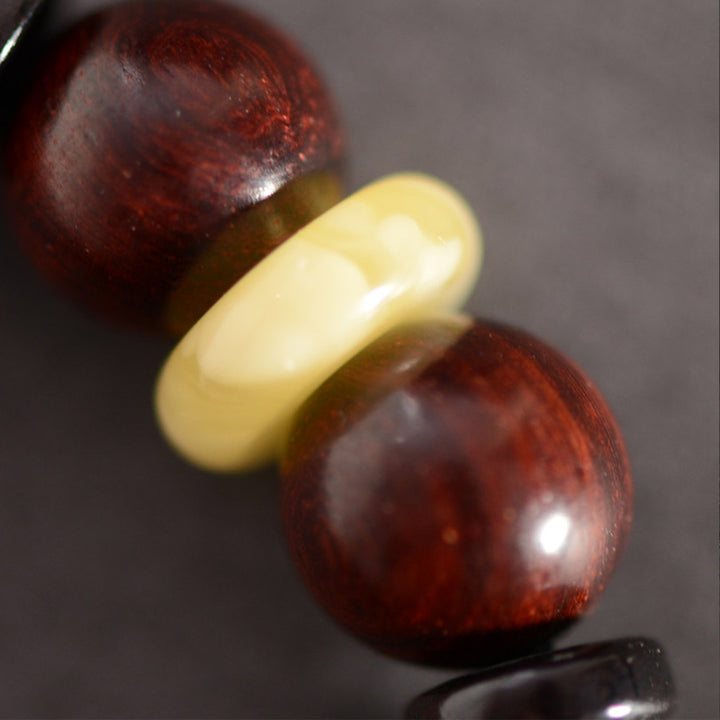 Braccialetto di protezione inciso con piccole foglie di sandalo rosso Om Mani Padme Hum Buddha Stones