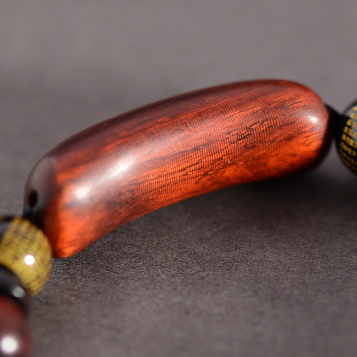 Braccialetto di protezione inciso con piccole foglie di sandalo rosso Om Mani Padme Hum Buddha Stones