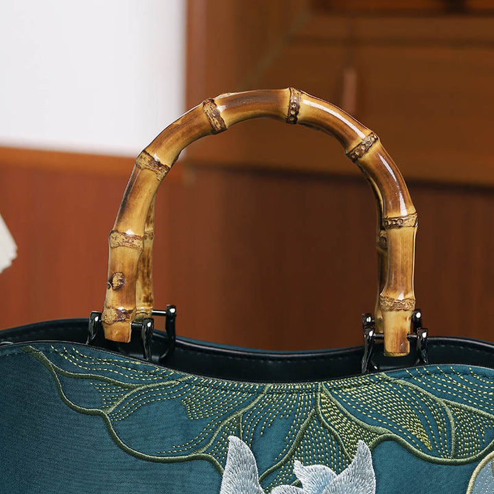 Borsa a mano con manico in bambù e ricamo di loto con Buddha Stones