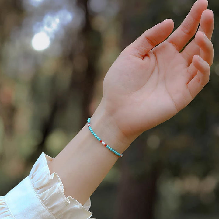 Braccialetto di protezione con piccole perle di agata rossa e turchese Buddha Stones
