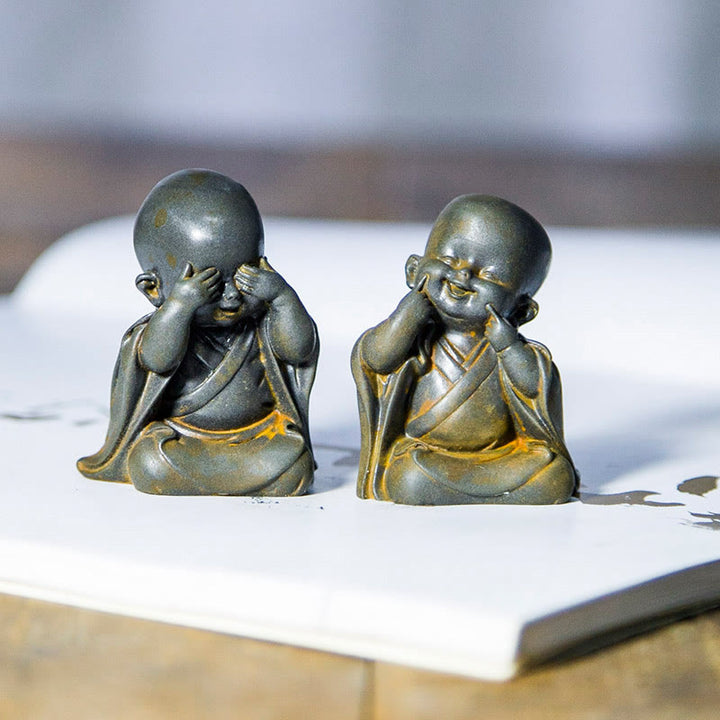 Buddha Stones Piccolo Monaco Meditante Ferro Polvere Ruggine Statua Resina Decorazione Scrivania