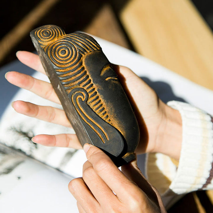 Buddha Stones Occhi Chiusi Buddha in Meditazione Statua in Resina Ruggine Polvere di Ferro Decorazione per la Casa