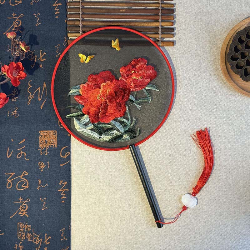 Buddha Stones Peonia Fiori Farfalla Ricamato Ventilatore Portatile Manico in Legno