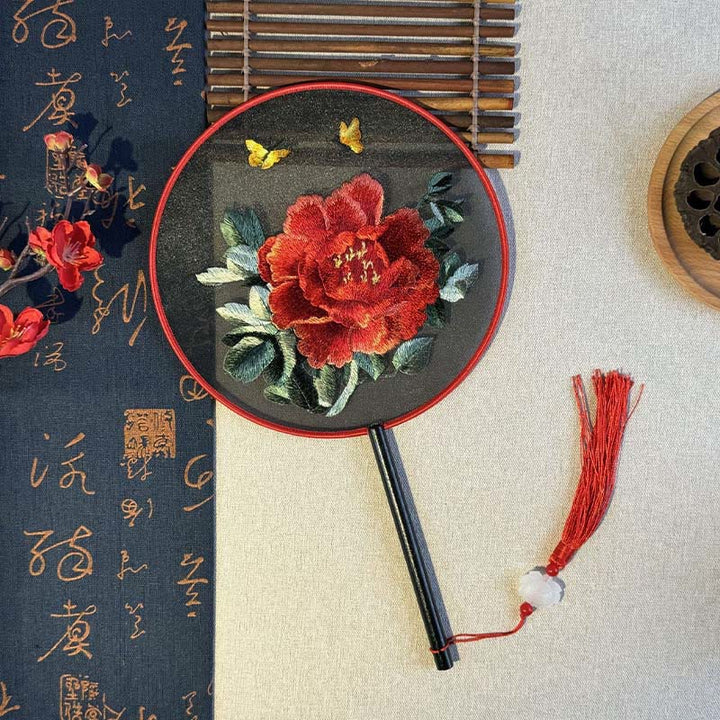 Buddha Stones Peonia Fiori Farfalla Ricamato Ventilatore Portatile Manico in Legno