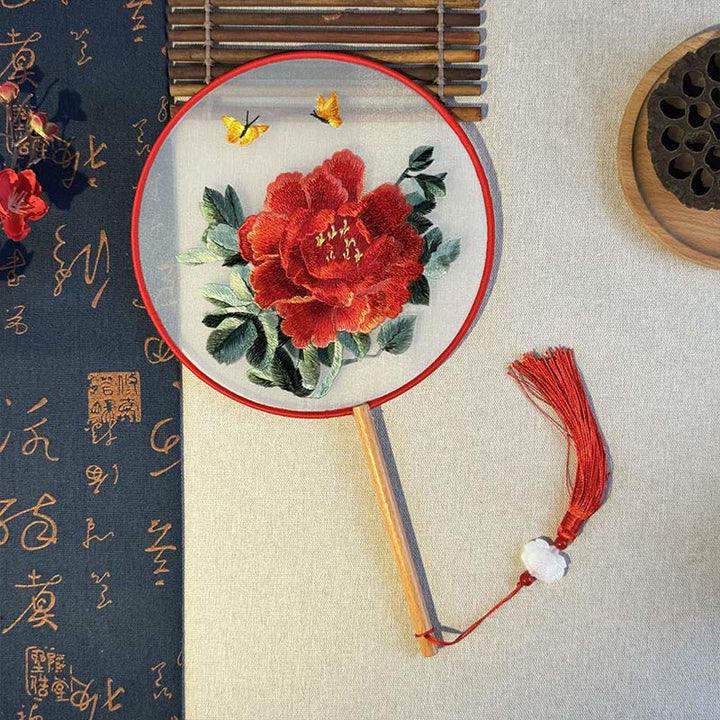 Buddha Stones Peonia Fiori Farfalla Ricamato Ventilatore Portatile Manico in Legno