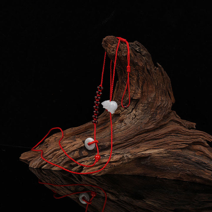 Buddha Stones Zodiaco cinese Granato naturale Fibbia della pace Benedizione Catena per la pancia con corda rossa
