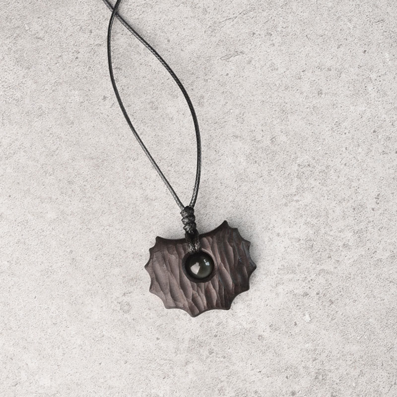 Collana pendente Buddha Stones in legno di ebano e ossidiana di forma irregolare, pace e calma