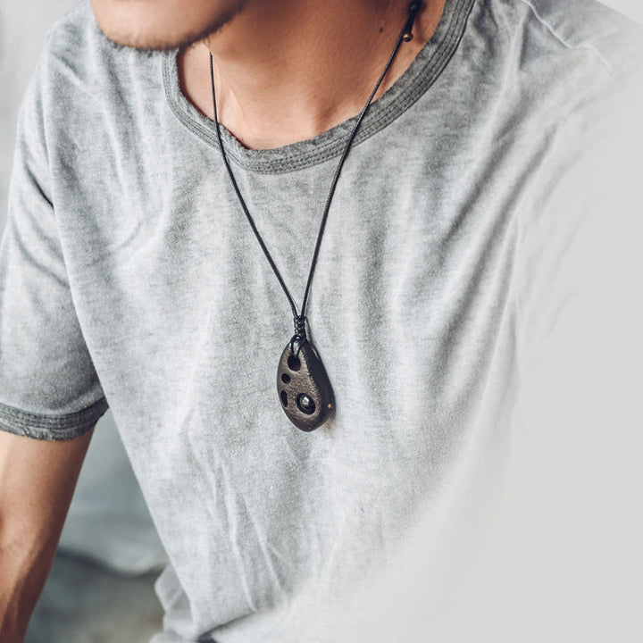 Collana con ciondolo in ossidiana intarsiata cava in legno di ebano Buddha Stones, pace e calma