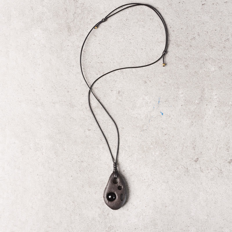 Collana con ciondolo in ossidiana intarsiata cava in legno di ebano Buddha Stones, pace e calma