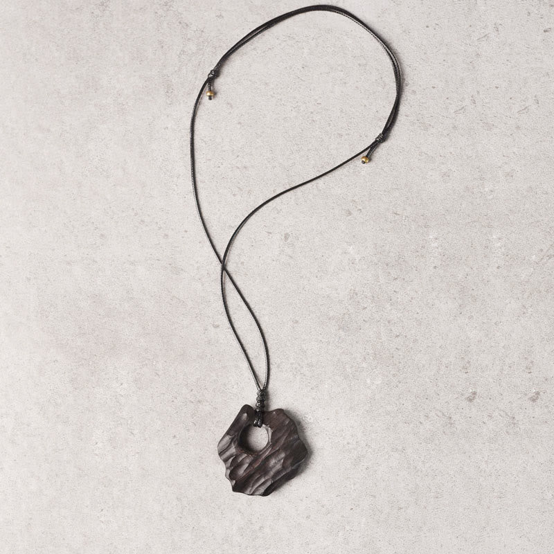 Collana pendente con ciondolo in legno di ebano e forma irregolare cava in Buddha Stones , equilibrio della pace