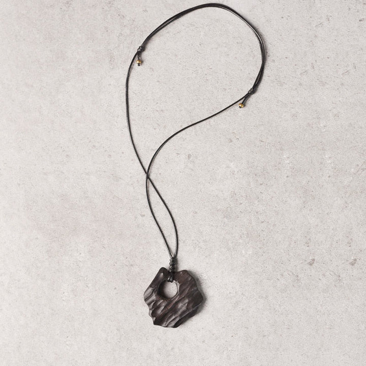 Collana pendente con ciondolo in legno di ebano e forma irregolare cava in Buddha Stones , equilibrio della pace