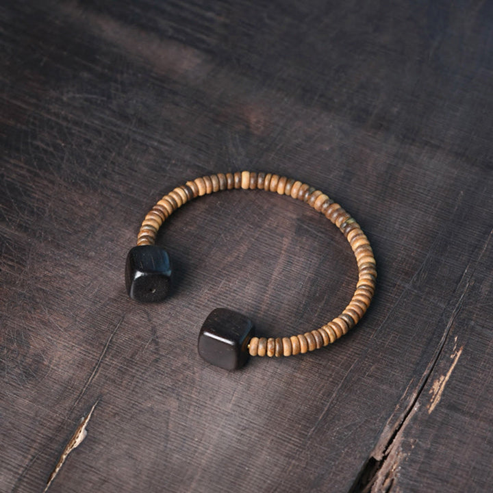 Braccialetto di equilibrio a cubo in legno di sandalo verde e legno di ebano Buddha Stones