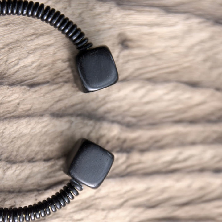 Braccialetto di equilibrio a cubo in legno di sandalo verde e legno di ebano Buddha Stones