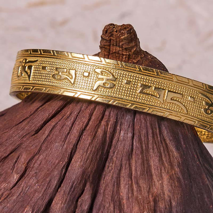 Buddha Stones Sei parole vere 'om Mani Padme Hum' Sutra del cuore Braccialetto in rame e ottone, fortuna e saggezza