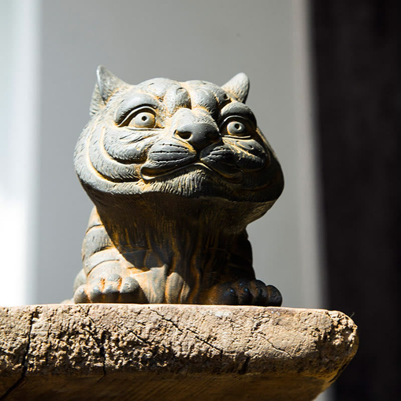 Buddha Stones Fatto a mano Piccola adorabile tigre in polvere di ferro ruggine statua in resina fusa decorazione per la casa