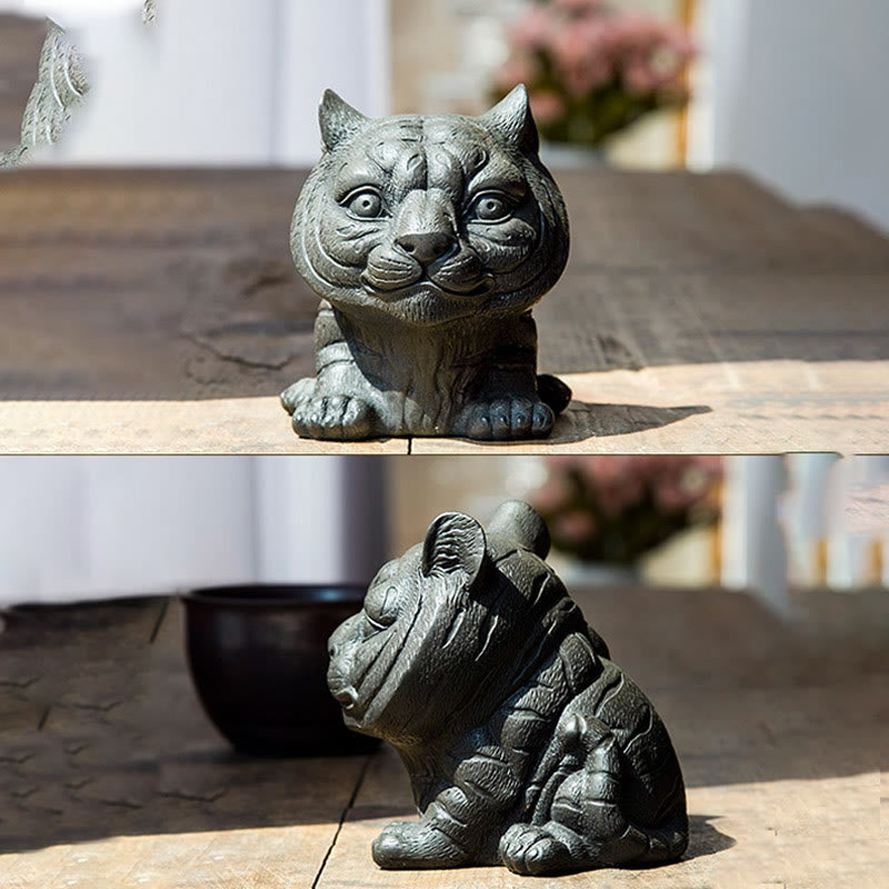 Buddha Stones Fatto a mano Piccola adorabile tigre in polvere di ferro ruggine statua in resina fusa decorazione per la casa