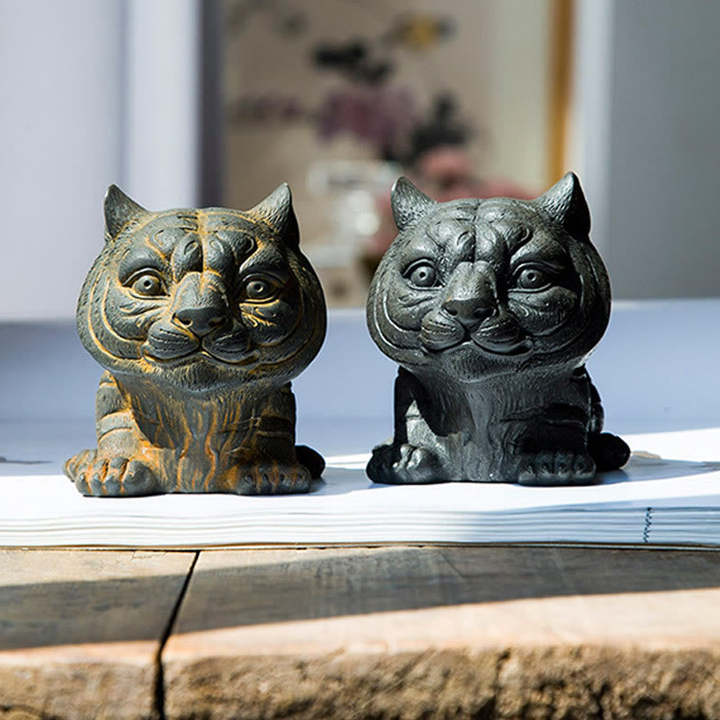Buddha Stones Fatto a mano Piccola adorabile tigre in polvere di ferro ruggine statua in resina fusa decorazione per la casa