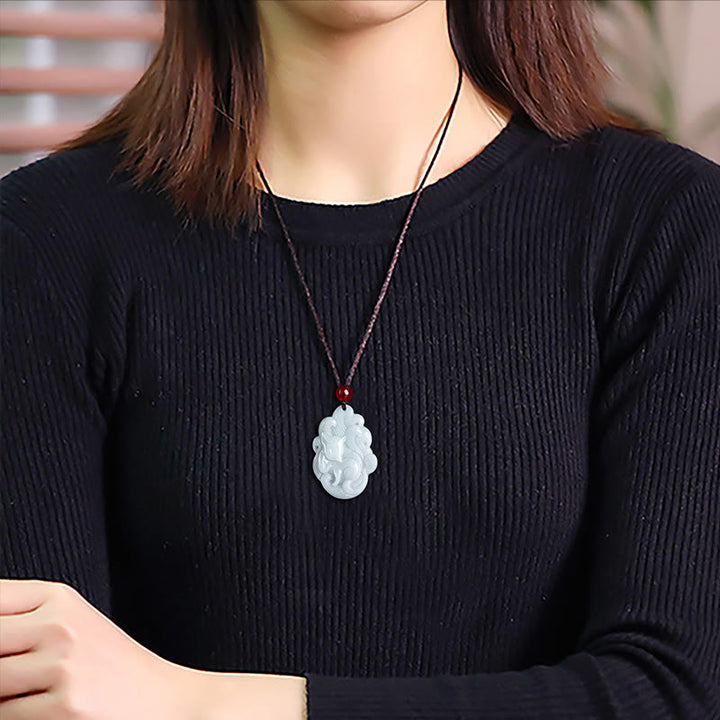Collana con ciondolo portafortuna a forma di volpe a nove code in giada naturale Buddha Stones