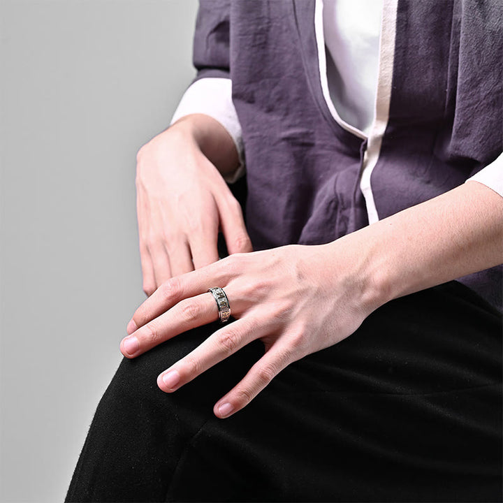 Buddha Stones Tibetano Mantra delle Nove Parole Modello Yin Yang Anello di Equilibrio in Acciaio al Titanio Spinner