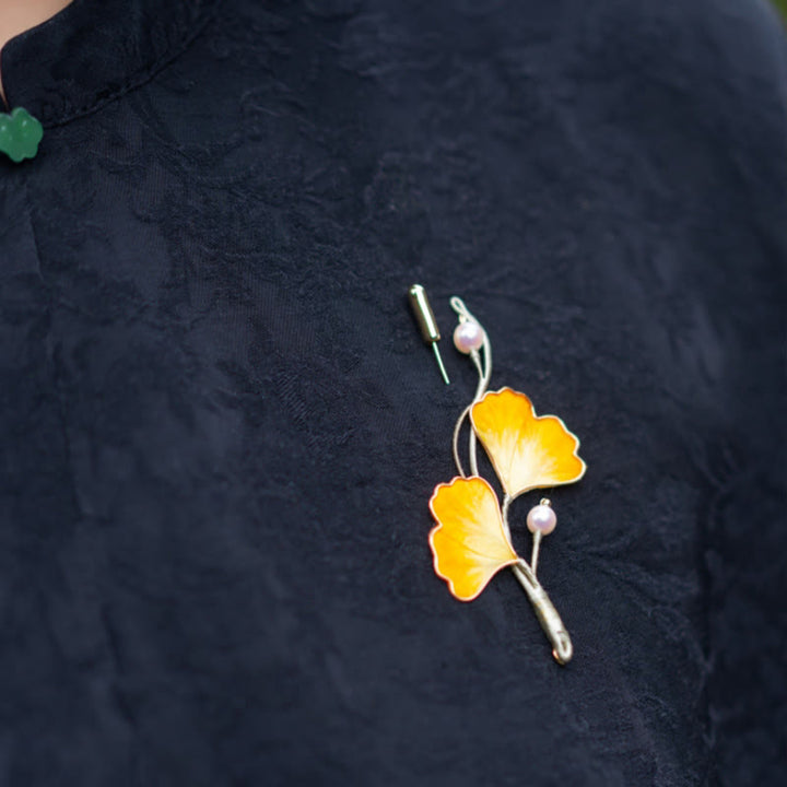 Buddha Stones Spilla fatta a mano in seta di gelso con fiore di velluto di Yangzhou e foglia di ginkgo