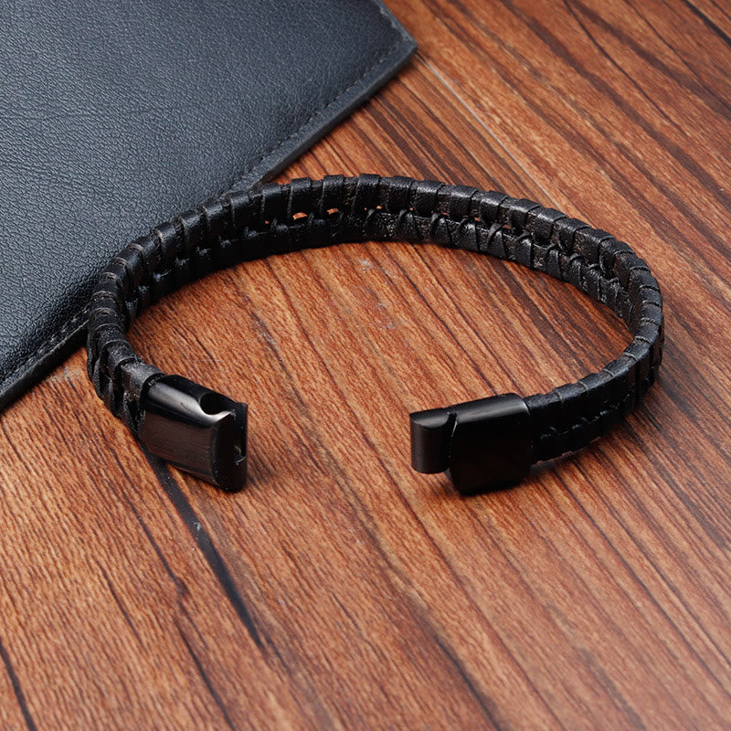 Bracciale con fibbia in pelle multistrato rinforzata in acciaio al titanio con motivo intrecciato semplice di Buddha Stones