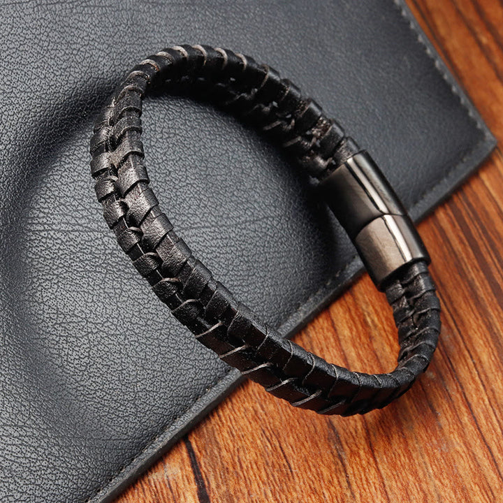 Bracciale con fibbia in pelle multistrato rinforzata in acciaio al titanio con motivo intrecciato semplice di Buddha Stones
