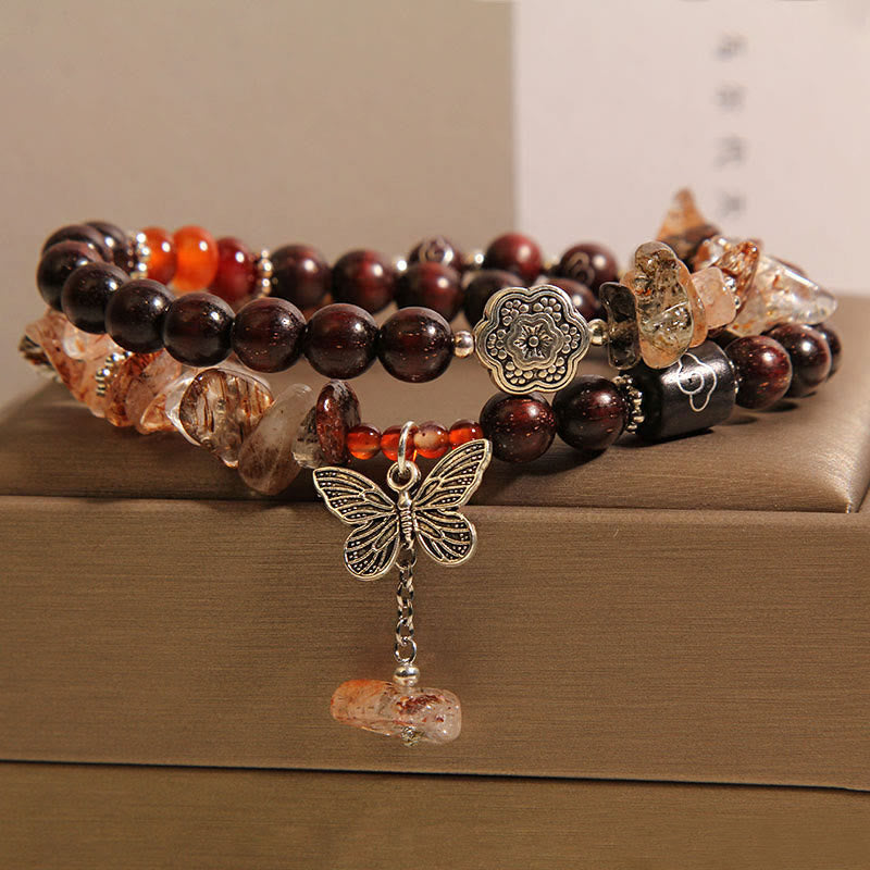Bracciale con ciondolo a forma di farfalla con piccole foglie di sandalo rosso e quarzo rutilato naturale Buddha Stones