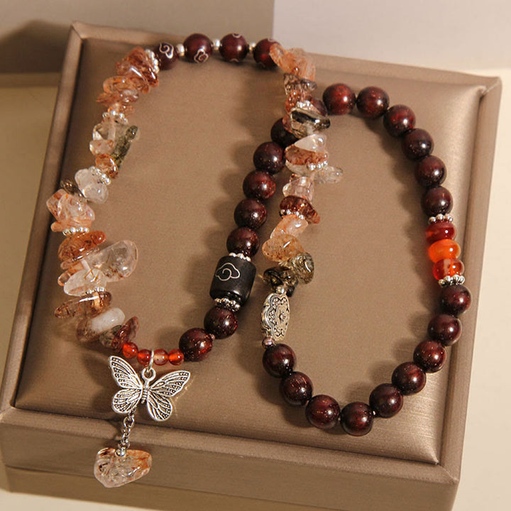 Bracciale con ciondolo a forma di farfalla con piccole foglie di sandalo rosso e quarzo rutilato naturale Buddha Stones