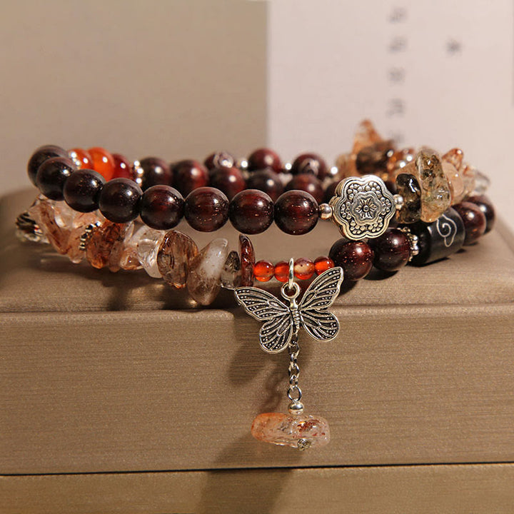 Bracciale con ciondolo a forma di farfalla con piccole foglie di sandalo rosso e quarzo rutilato naturale Buddha Stones