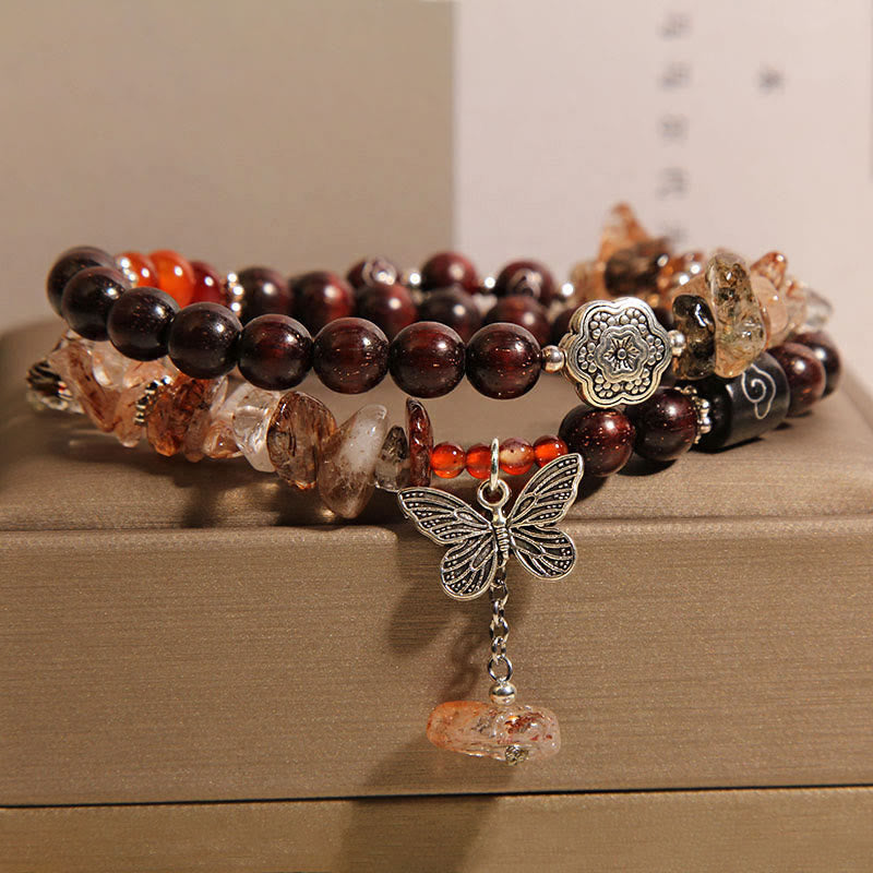 Bracciale con ciondolo a forma di farfalla con piccole foglie di sandalo rosso e quarzo rutilato naturale Buddha Stones