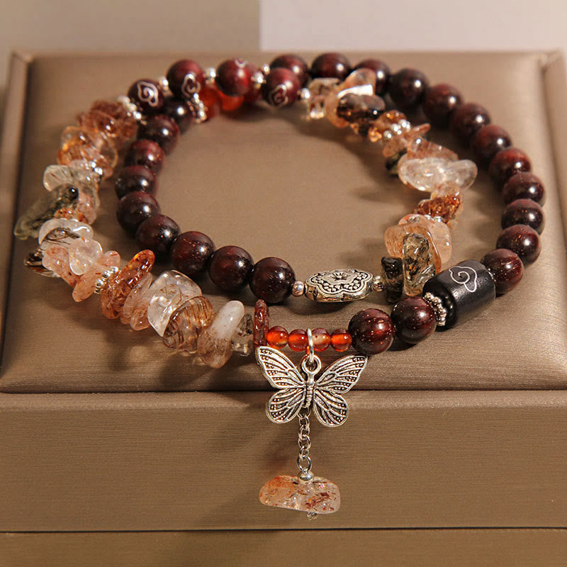 Bracciale con ciondolo a forma di farfalla con piccole foglie di sandalo rosso e quarzo rutilato naturale Buddha Stones