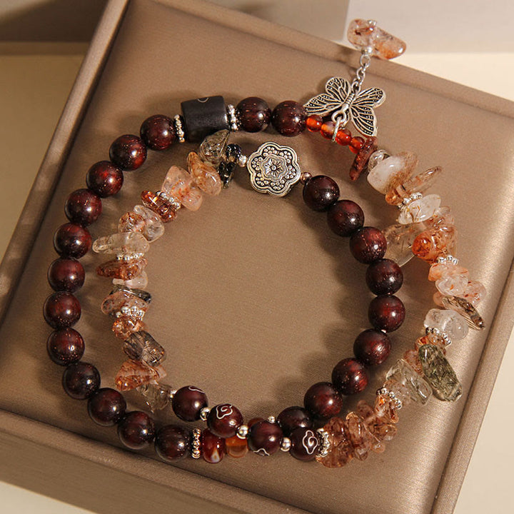 Bracciale con ciondolo a forma di farfalla con piccole foglie di sandalo rosso e quarzo rutilato naturale Buddha Stones