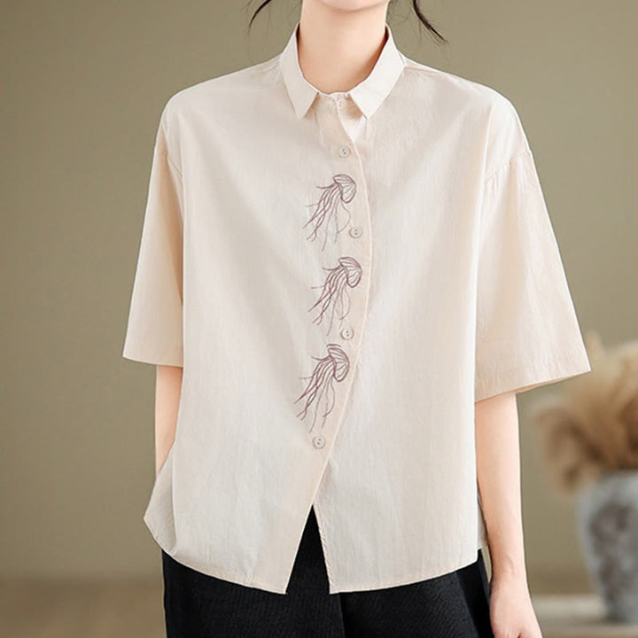 Camicia casual da donna in cotone con maniche corte, colletto alto, bottoni, motivo a meduse ricamato Buddha Stones