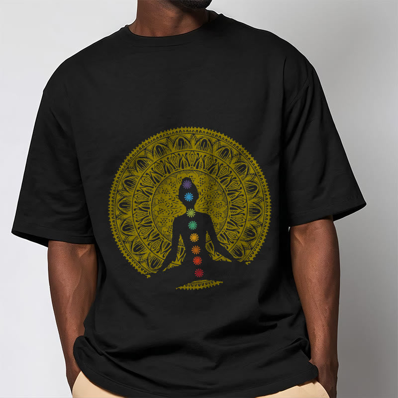 Buddha Stones Maglietta casual in cotone con motivo a figure meditative dorate e simboli dei chakra colorati - image 2
