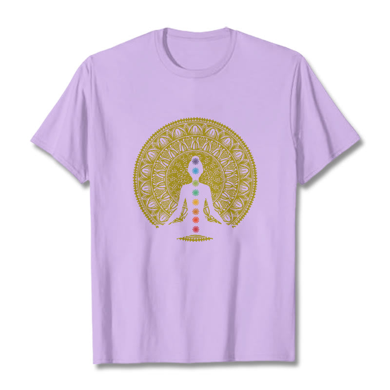 Buddha Stones Maglietta casual in cotone con motivo a figure meditative dorate e simboli dei chakra colorati - Prugna - 2XL - image 17